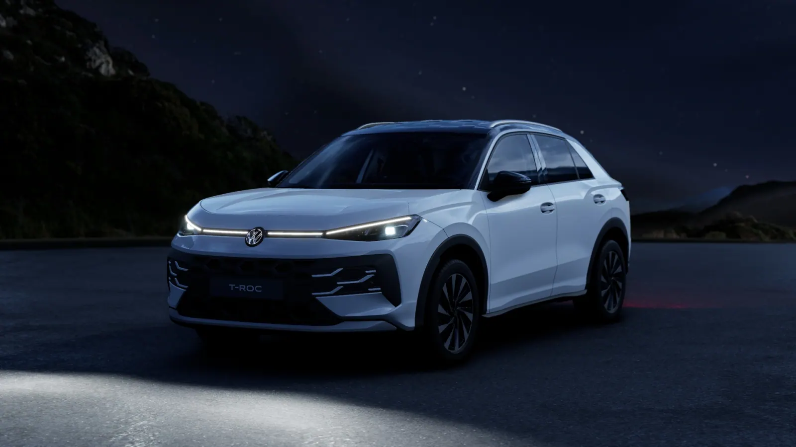 Nuevo T‑Roc de noche con las luces encendidas