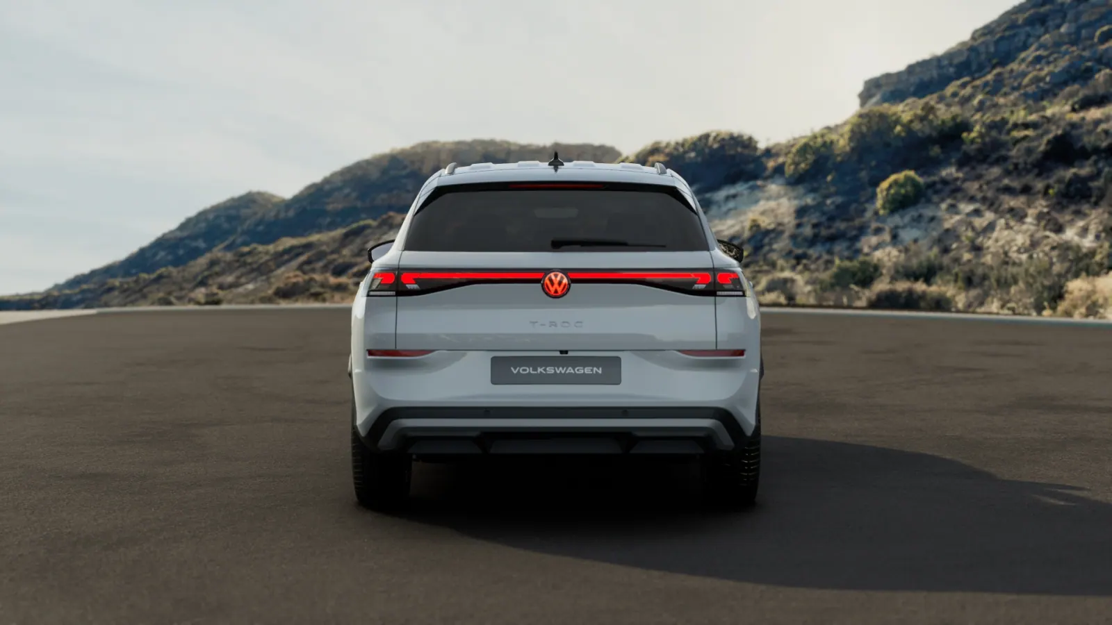 Trasera del T‑Roc con piloto continuo y logo iluminado